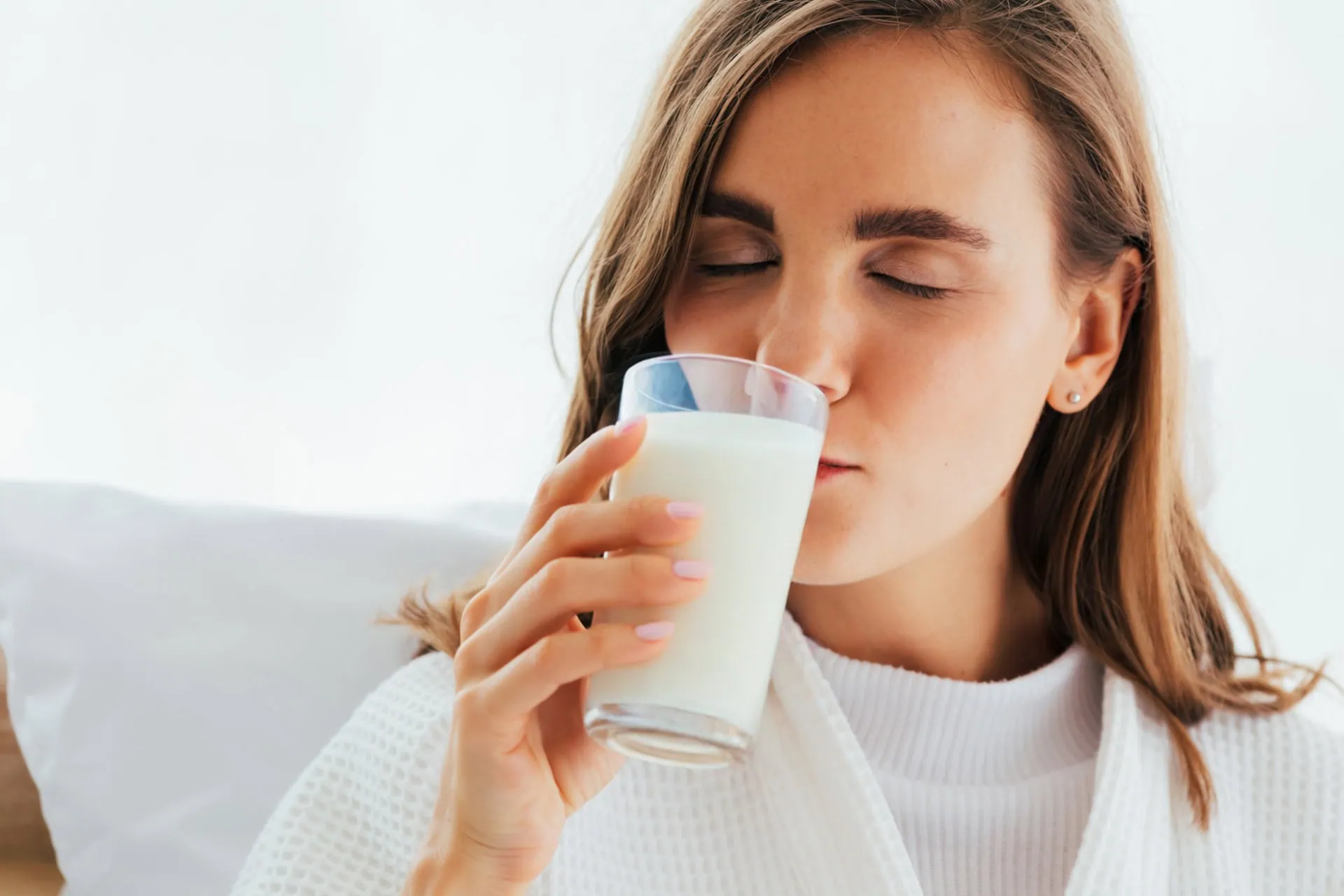 Hilft Milch gegen Sodbrennen? Mythos oder Wahrheit: Wie das Hausmittel Magensäure zurück in den Magen bringt - Kommentar zur Wirkung.